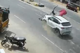 जयपुर में कार ने बाइक सवार दंपती को उड़ाया, VIDEO:रोड क्रॉस करते समय मारी टक्कर, 20 फीट दूर उछलकर दूर जा गिरे