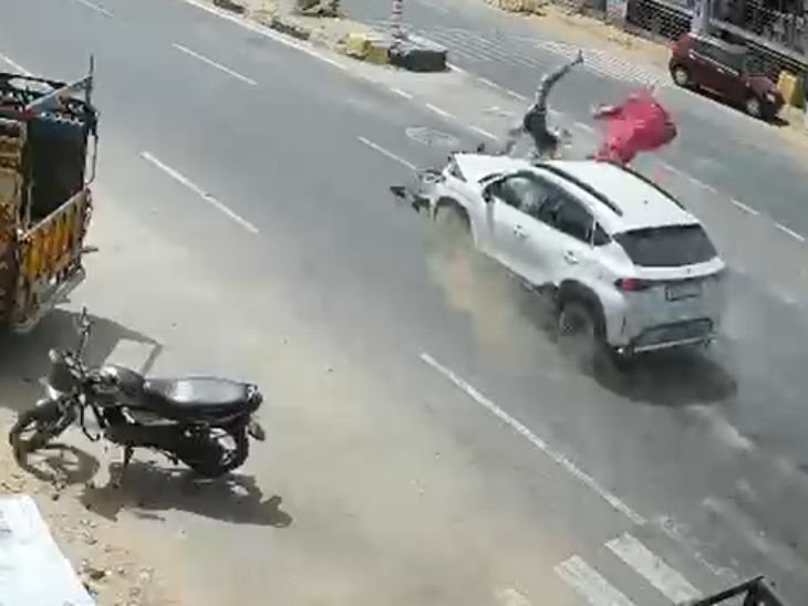 जयपुर में कार ने बाइक सवार दंपती को उड़ाया, VIDEO:रोड क्रॉस करते समय मारी टक्कर, 20 फीट दूर उछलकर दूर जा गिरे