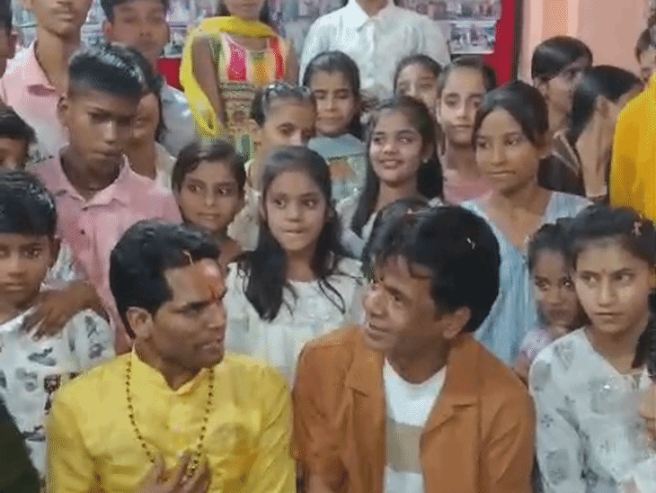 गुल्लक के पैसे भेजने वाले बच्चों से मिले राजपाल यादव:गिफ्ट लेने से मना किया; शाहजहांपुर में बोले- इनका प्यार मेरे लिए अनमोल
