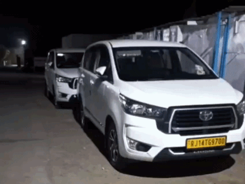 अलवर में जयंती गुटखा की दो फैक्ट्रियों पर कार्रवाई:जयपुर GST की टीम कर रही जांच; दस्तावेज और मशीनों को देखा