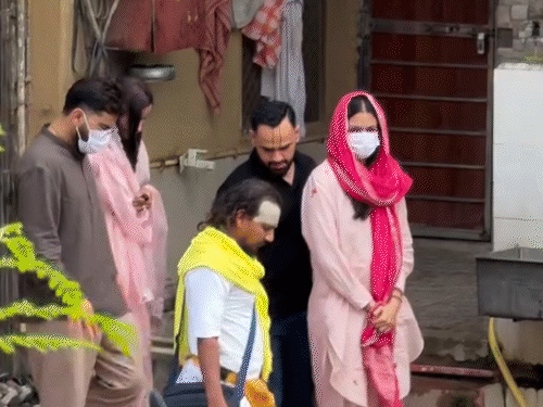 IPL जीत के बाद विराट कोहली वृंदावन पहुंचे:अनुष्का के साथ प्रेमानंद के दर्शन किए, नंगे पैर चलकर आश्रम पहुंचे