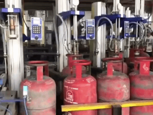 घरेलू LPG सिलेंडर ₹29 महंगा:3 महीने में दूसरी बार कीमत में इजाफा, ₹89 दाम बढ़े; दिल्ली में 14.2kg का सिलेंडर ₹942 में मिलेगा