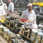 मुंबई की लाइफलाइन रहे डिब्बावालों का वजूद संकट में:हार्वर्ड ने कभी लॉजिस्टिक्स का मास्टरक्लास बताया था, प्रिंस चार्ल्स खुद देखने आए थे