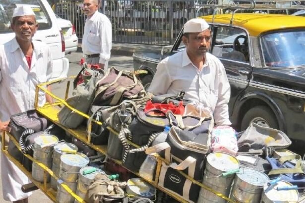 मुंबई की लाइफलाइन रहे डिब्बावालों का वजूद संकट में:हार्वर्ड ने कभी लॉजिस्टिक्स का मास्टरक्लास बताया था, प्रिंस चार्ल्स खुद देखने आए थे