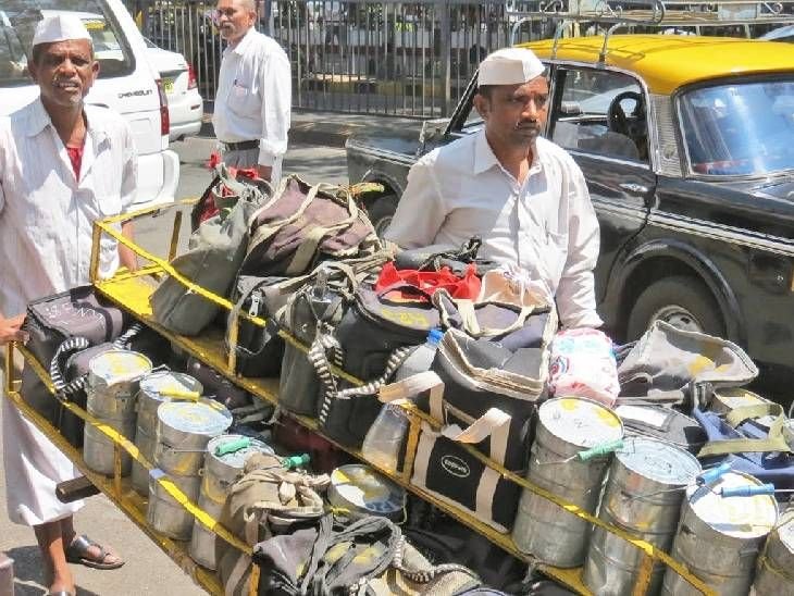 मुंबई की लाइफलाइन रहे डिब्बावालों का वजूद संकट में:हार्वर्ड ने कभी लॉजिस्टिक्स का मास्टरक्लास बताया था, प्रिंस चार्ल्स खुद देखने आए थे