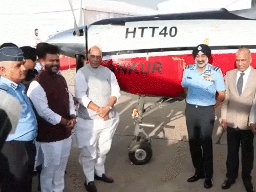 बेंगलुरु में HAL ने भारतीय वायुसेना को तेजस ट्रेनर जेट और एंंकर HTT-40 बेसिक ट्रेनर विमान सौंपे, पवन हंस को चार ध्रुव NG हेलिकॉप्टर मिले; स्वदेशी प्रशिक्षण क्षमताओं में विस्तार