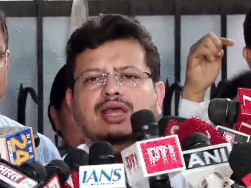 EC ने TMC के ‘घास पर दो फूल’ चुनाव चिह्न पर रोक, नए सिंबल चुनने को कहा