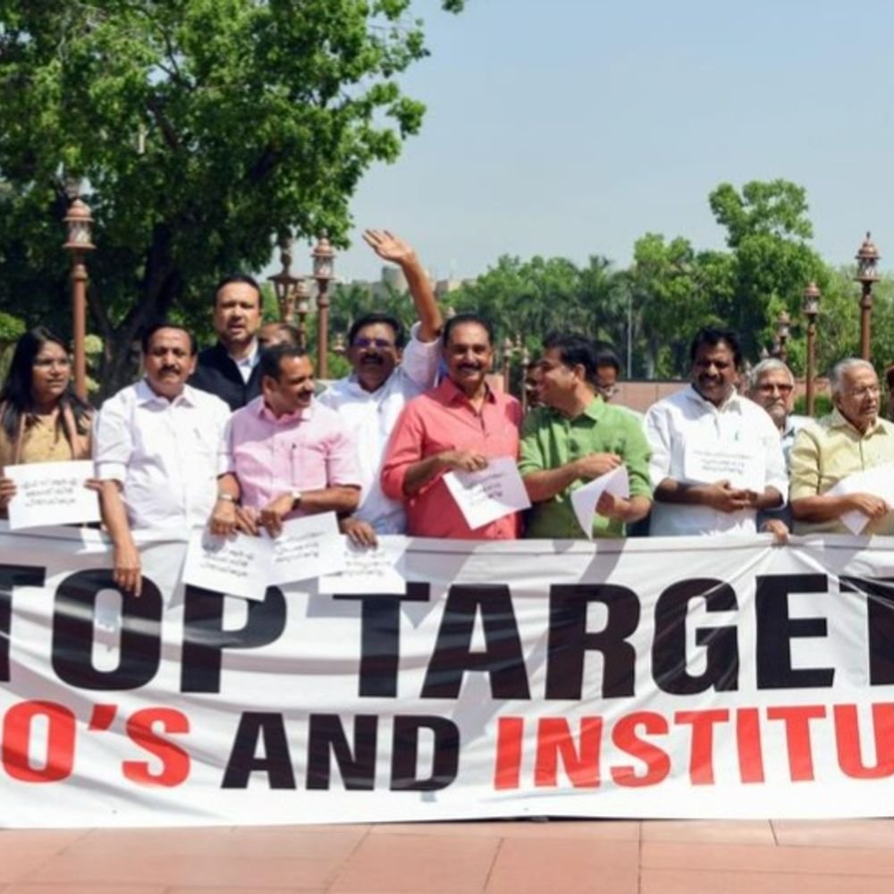 FCRA संशोधन विधेयक पर JPC की पहली बैठक संपन्न, शीतकालीन सत्र तक रिपोर्ट सौंपने का निर्देश; विपक्ष ने अल्पसंख्यक संस्थानों को निशाना बनाने का लगाया आरोप FCRA संशोधन विधेयक पर JPC की पहली बैठक संपन्न, शीतकालीन सत्र तक रिपोर्ट सौंपने का निर्देश; विपक्ष ने अल्पसंख्यक संस्थानों को निशाना बनाने का लगाया आरोप