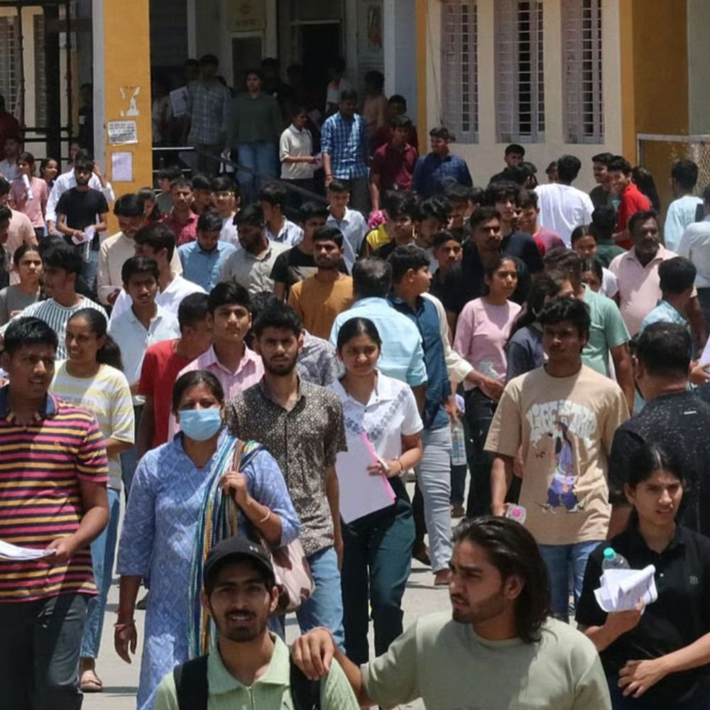 महाराष्ट्र TET पेपर लीक: आगरा की प्रिंटिंग प्रेस से जूते के सोल में छिपाकर निकाले गए प्रश्नपत्र, 8 हजार रुपये में बिके; 18 आरोपियों के खिलाफ 3500 पन्नों की चार्जशीट दाखिल महाराष्ट्र TET पेपर लीक: आगरा की प्रिंटिंग प्रेस से जूते के सोल में छिपाकर निकाले गए प्रश्नपत्र, 8 हजार रुपये में बिके; 18 आरोपियों के खिलाफ 3500 पन्नों की चार्जशीट दाखिल