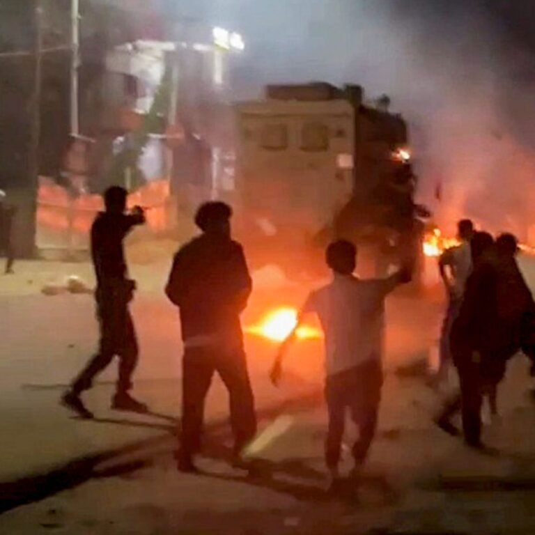 कांगपोकपी में सात कुकी ग्रामीणों की हिरासत के विरोध में हिंसक प्रदर्शन, सड़कें जाम, सरकारी वाहनों पर पथराव, सुरक्षा बलों ने छोड़े आंसू गैस के गोले कांगपोकपी में सात कुकी ग्रामीणों की हिरासत के विरोध में हिंसक प्रदर्शन, सड़कें जाम, सरकारी वाहनों पर पथराव, सुरक्षा बलों ने छोड़े आंसू गैस के गोले