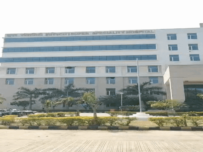 ग्वालियर सुपर स्पेशियलिटी अस्पताल के डीन पर प्रताड़ना का आरोप:महिला आउटसोर्स कर्मचारी बोली-झूठा केस दर्ज कराने से इनकार किया तो दो महीने की सैलरी रोकी