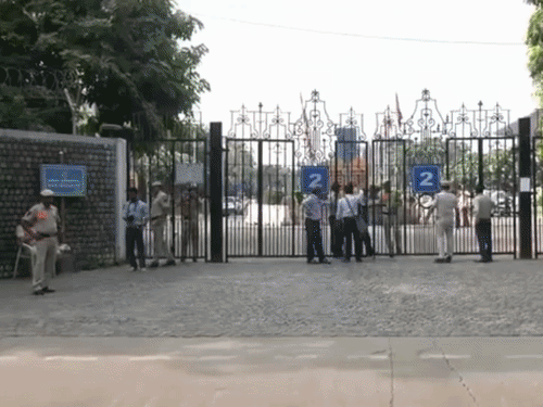 दिल्ली विश्वविद्यालय छात्रसंघ चुनाव: अध्यक्ष पद पर एक वोट का अंतर, उपाध्यक्ष पद पर निर्दलीय दीपांशु शौकीन की जीत लगभग तय; सचिव और संयुक्त सचिव पदों पर भी कड़ी टक्कर
