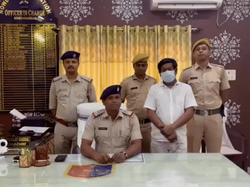 पश्चिम बंगाल उपचुनाव: रेजीनगर से निर्दलीय उम्मीदवार सैफुल इस्लाम गिरफ्तार, 2021 के झड़प मामले में कार्रवाई; नंदीग्राम में कांग्रेस प्रत्याशी की गिरफ्तारी के अगले दिन एक्शन पश्चिम बंगाल उपचुनाव: रेजीनगर से निर्दलीय उम्मीदवार सैफुल इस्लाम गिरफ्तार, 2021 के झड़प मामले में कार्रवाई; नंदीग्राम में कांग्रेस प्रत्याशी की गिरफ्तारी के अगले दिन एक्शन