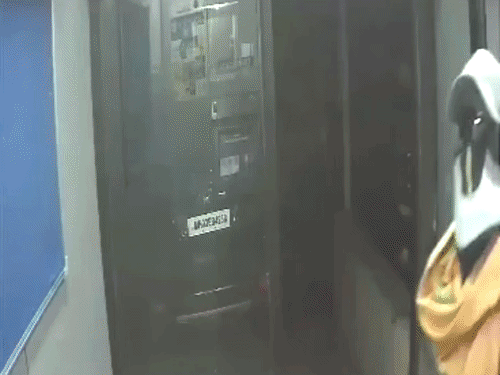 तेलंगाना करीमनगर में दो SBI एटीएम पर गैस कटर से चोरी, चोरों ने पहने थे महिला कपड़े