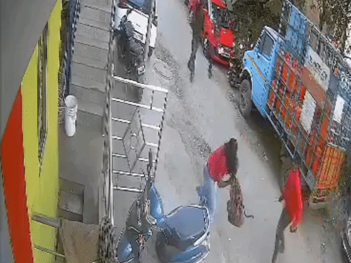 बेंगलुरु में शादी का प्रपोजल ठुकराने पर लड़की पर हमला: बीच सड़क पर चाकू मारा, घटना CCTV में रिकॉर्ड, दोनों आरोपी गिरफ्तार