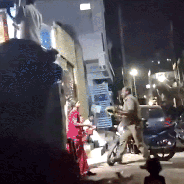 हैदराबाद के हाफिजपेट रेलवे स्टेशन पर होमगार्ड ने महिला को बाल पकड़कर घसीटा, वीडियो वायरल; साइबराबाद कमिश्नर ने आरोपी को गिरफ्तार कर न्यायिक हिरासत में भेजने की पुष्टि की