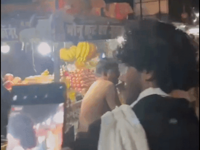 मुरैना में फल विक्रेता से चार युवकों ने की मारपीट:सरिया-पाइप से पीटा, राहगीरों ने बनाया वीडियो